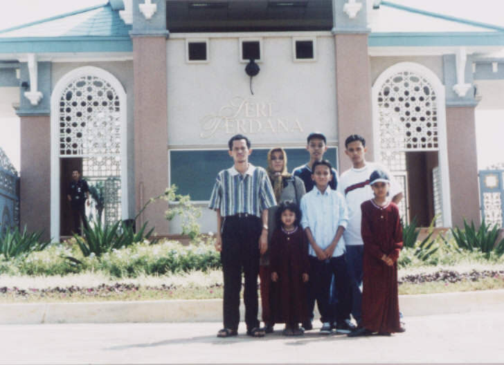 A family on vacation; Actual size=180 pixels wide