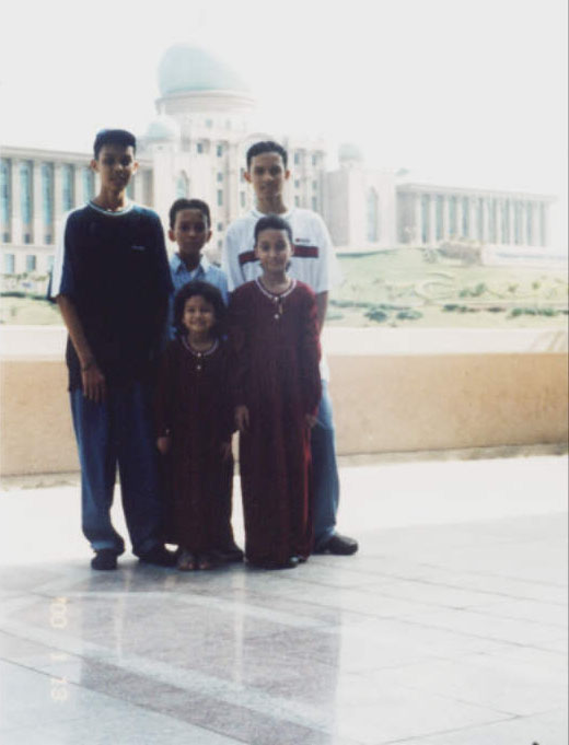 A family on vacation; Actual size=180 pixels wide